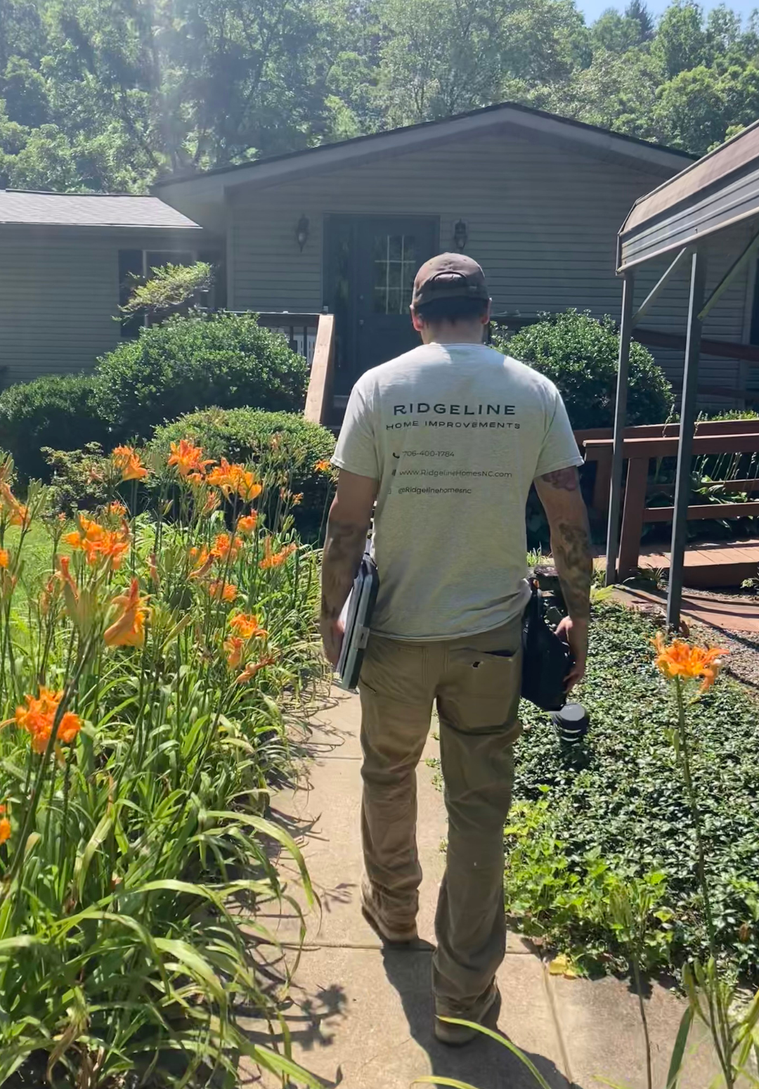Licesned Contractor Murphy NC walks into home for free estimate.